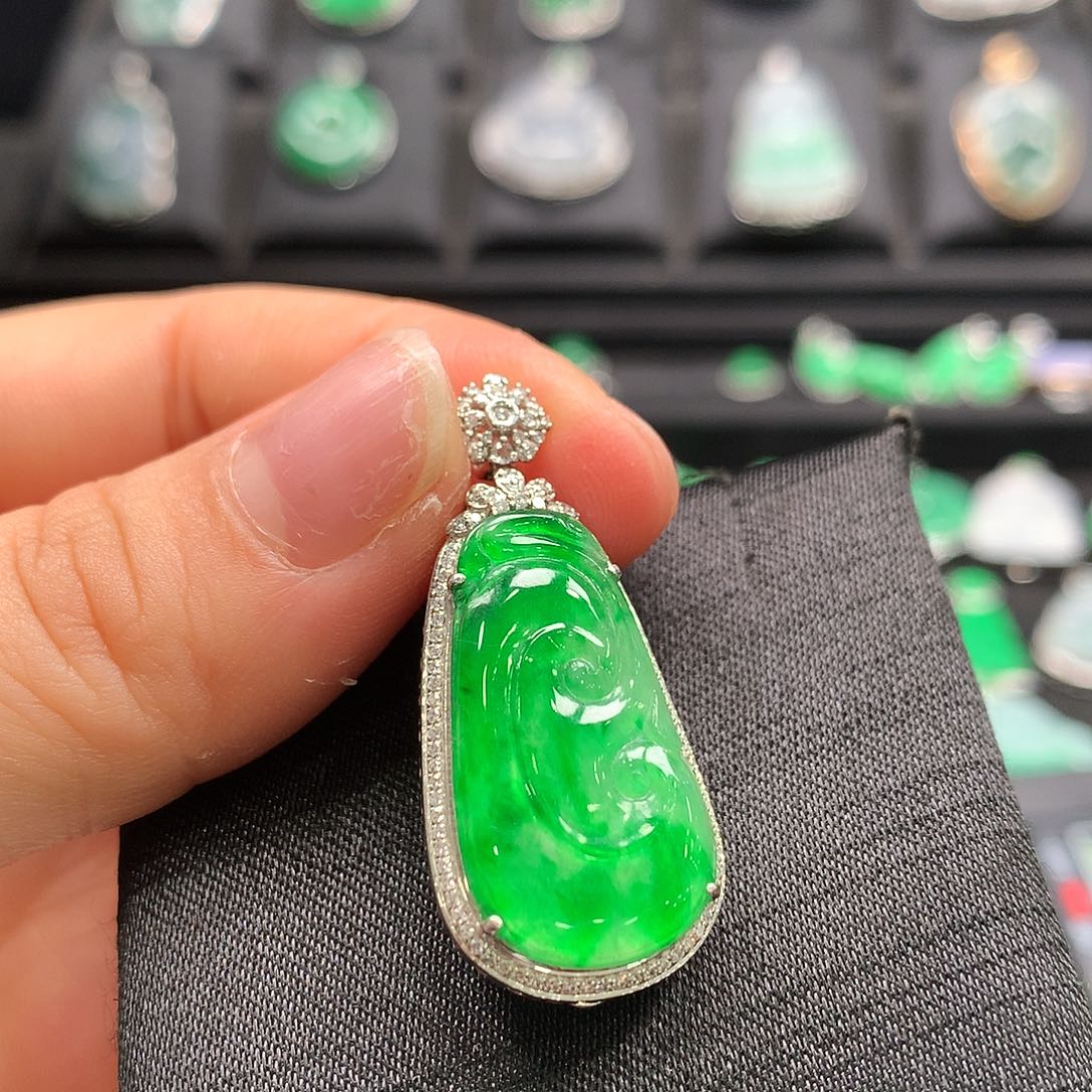 翡翠18K金镶嵌颈饰如意