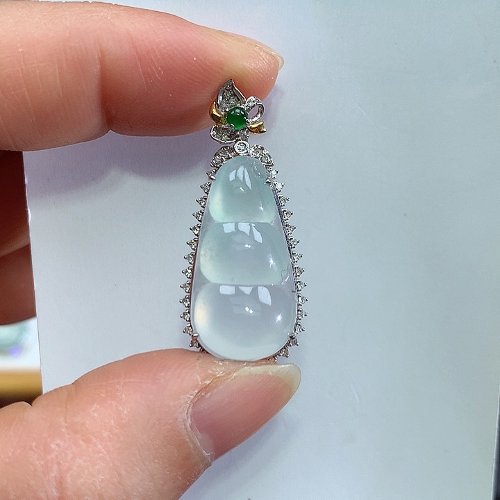 翡翠18K金镶嵌颈饰福豆