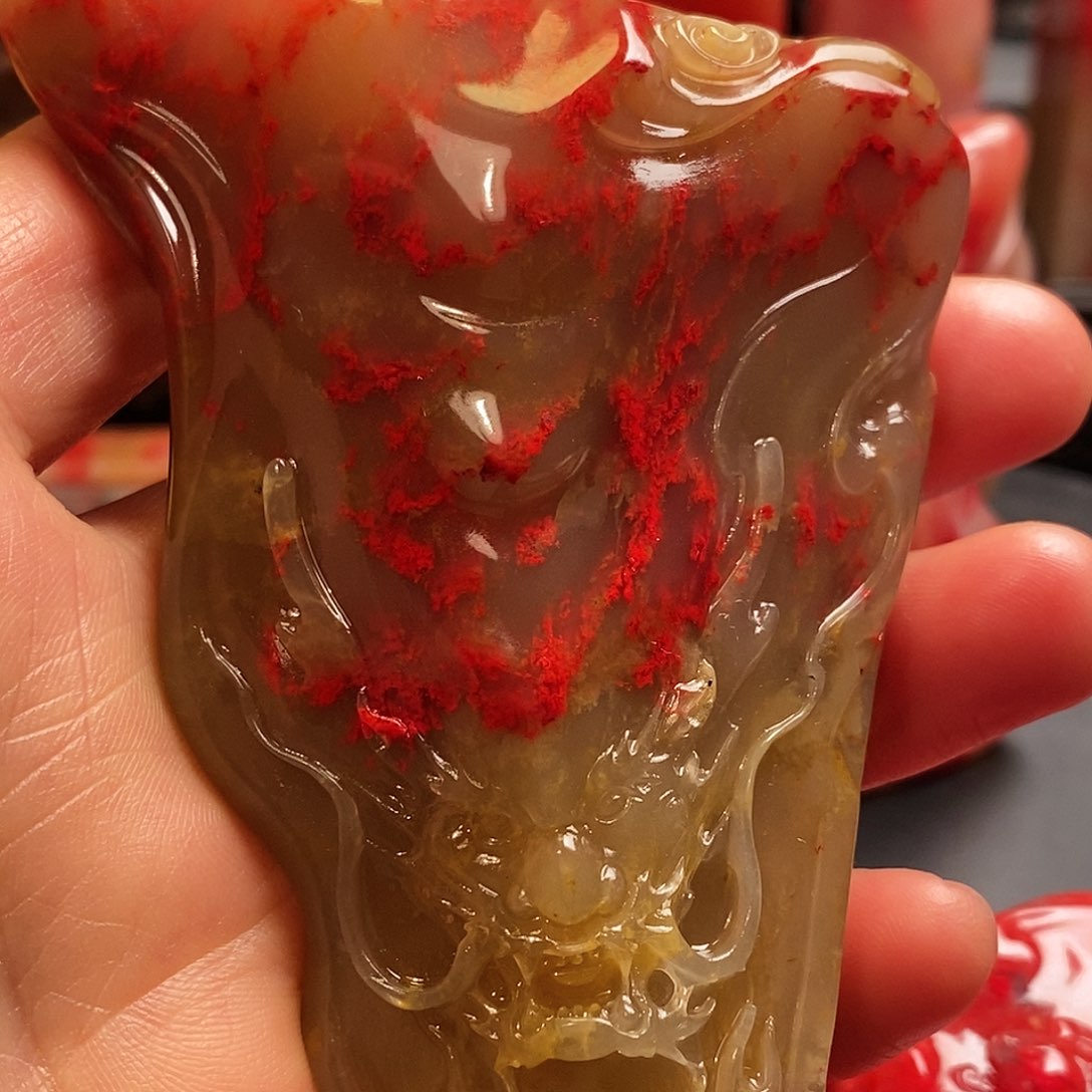 巴林鸡血石精***族手玩件