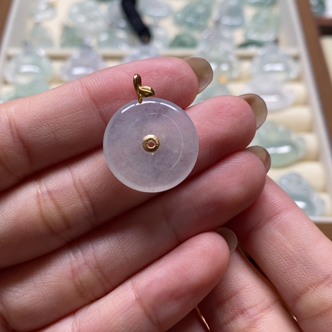 翡翠18K金镶嵌颈饰平安扣