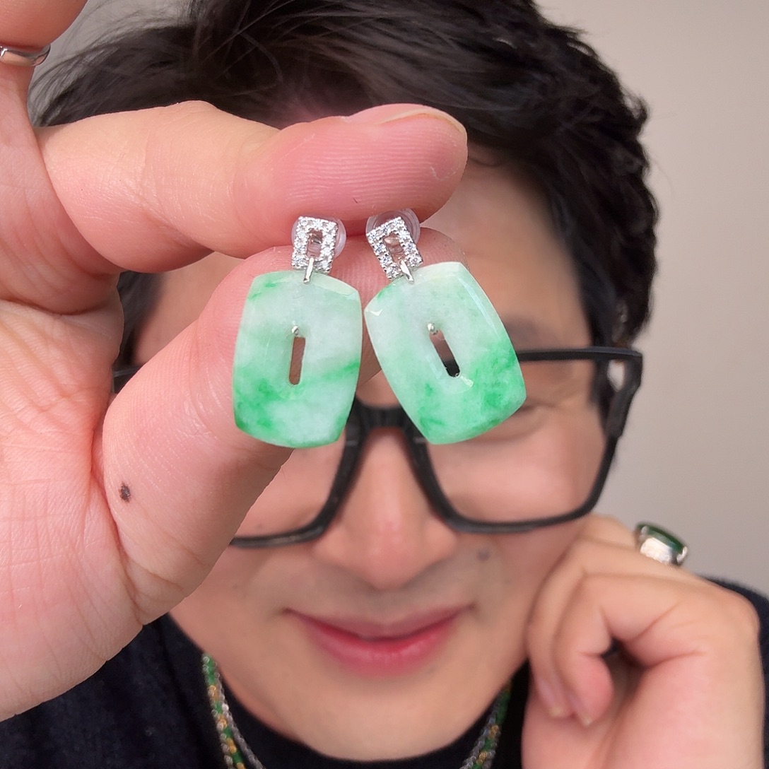 翡翠未镶嵌颈饰一件