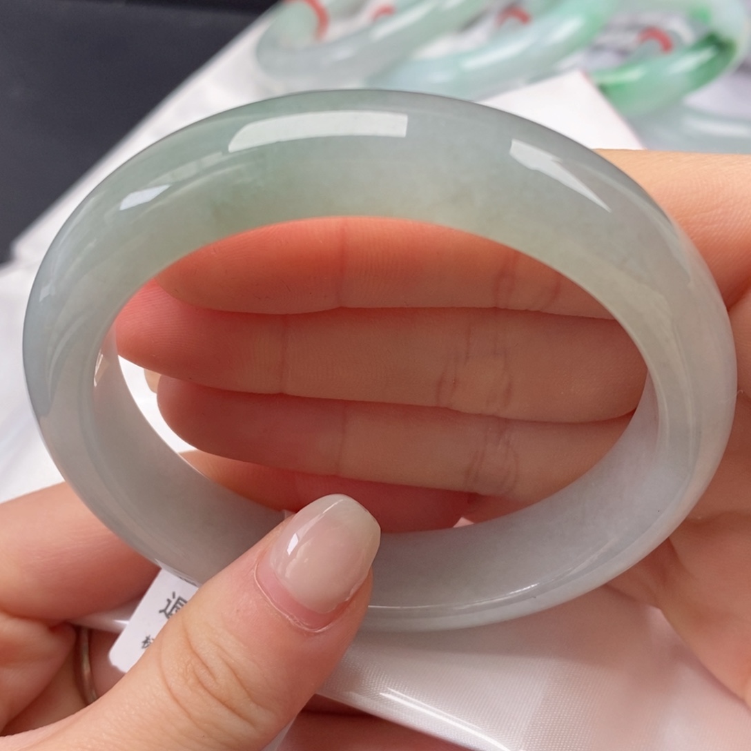 翡翠手镯未镶嵌60圈口