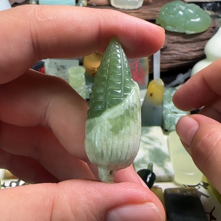 蛇纹石玉颈饰未镶嵌