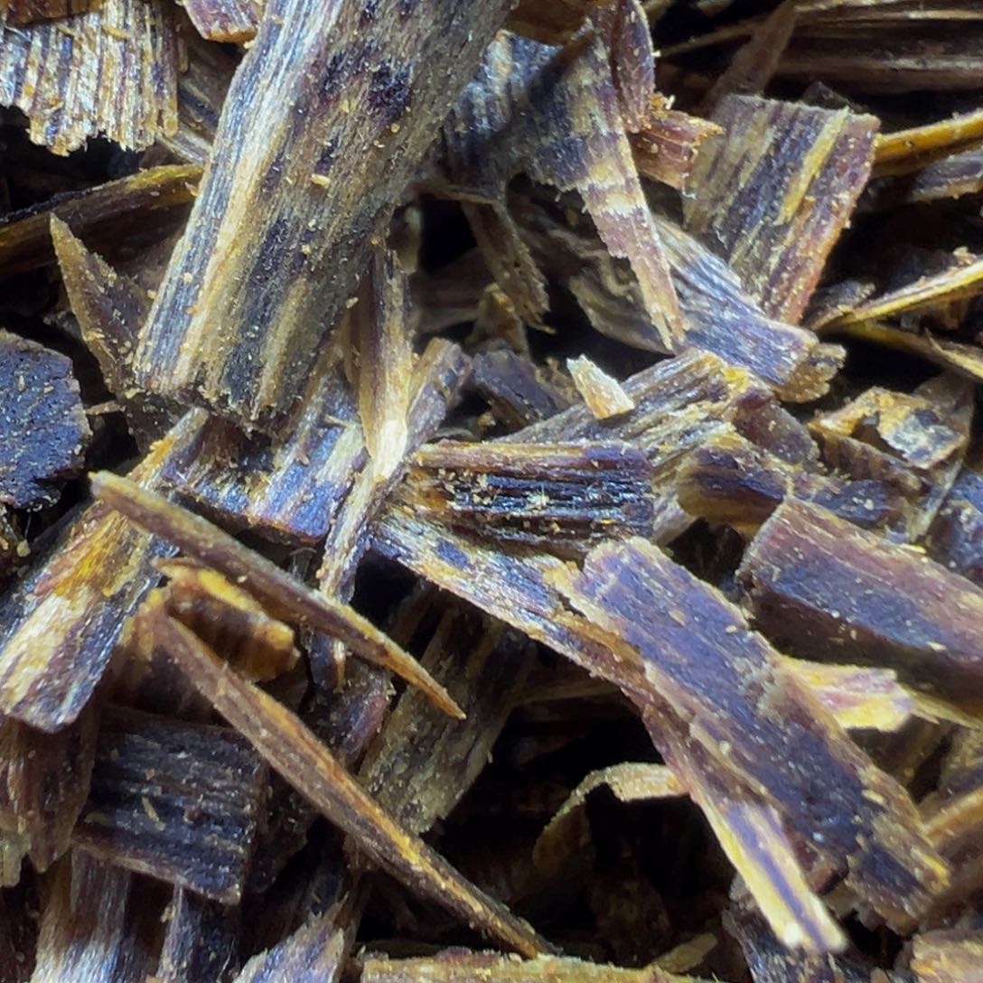 沉香手把件绿奇楠沉香乌身圆叶开珠料20克