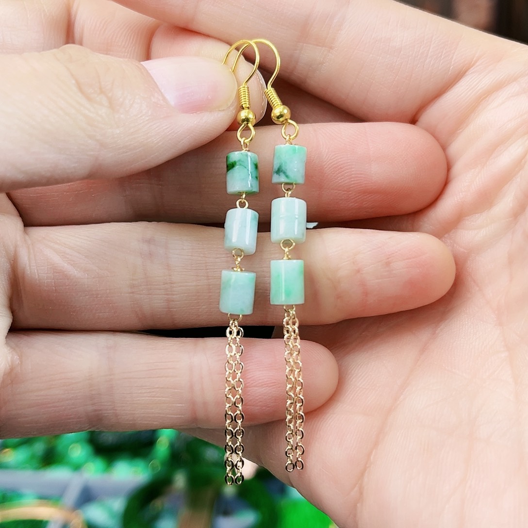 翡翠颈饰未镶嵌耳饰