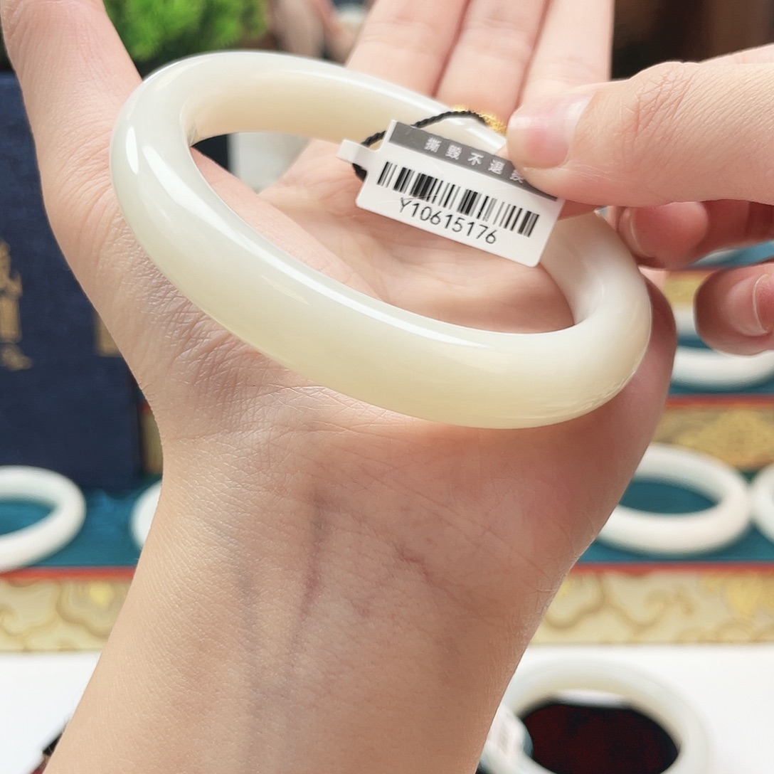 和田玉未镶嵌手镯