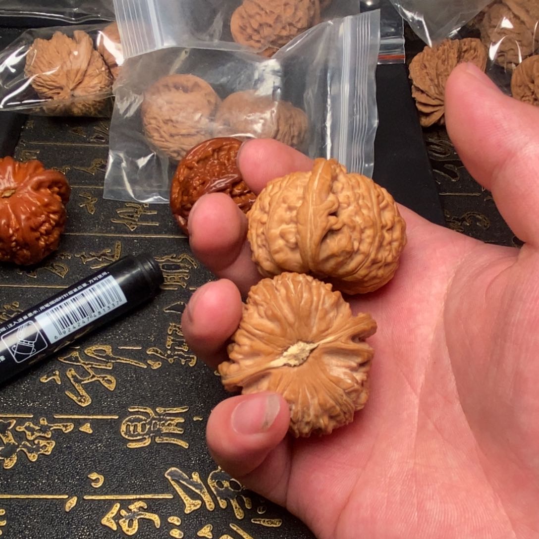 文玩核桃把件提**休白狮子