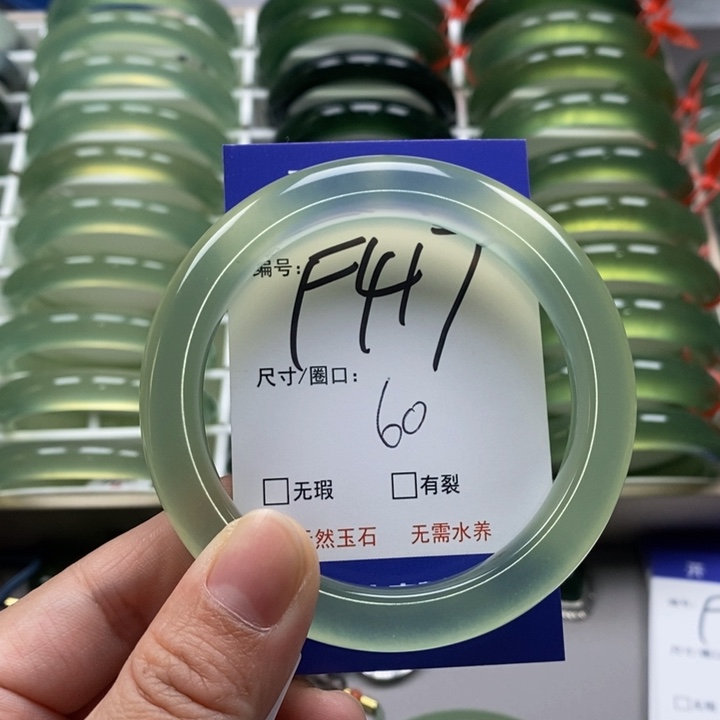 蛇纹石玉手镯未镶嵌笑***?