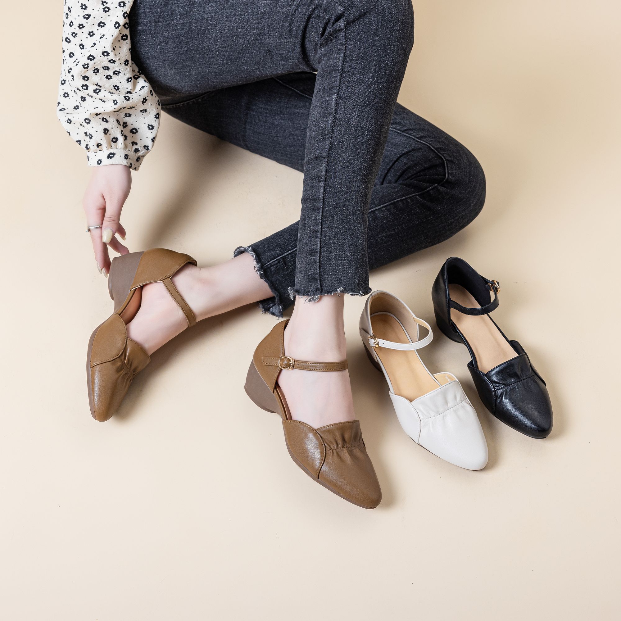 坡跟软底中空凉鞋女2025夏季新款尖头百搭一字带中空单鞋