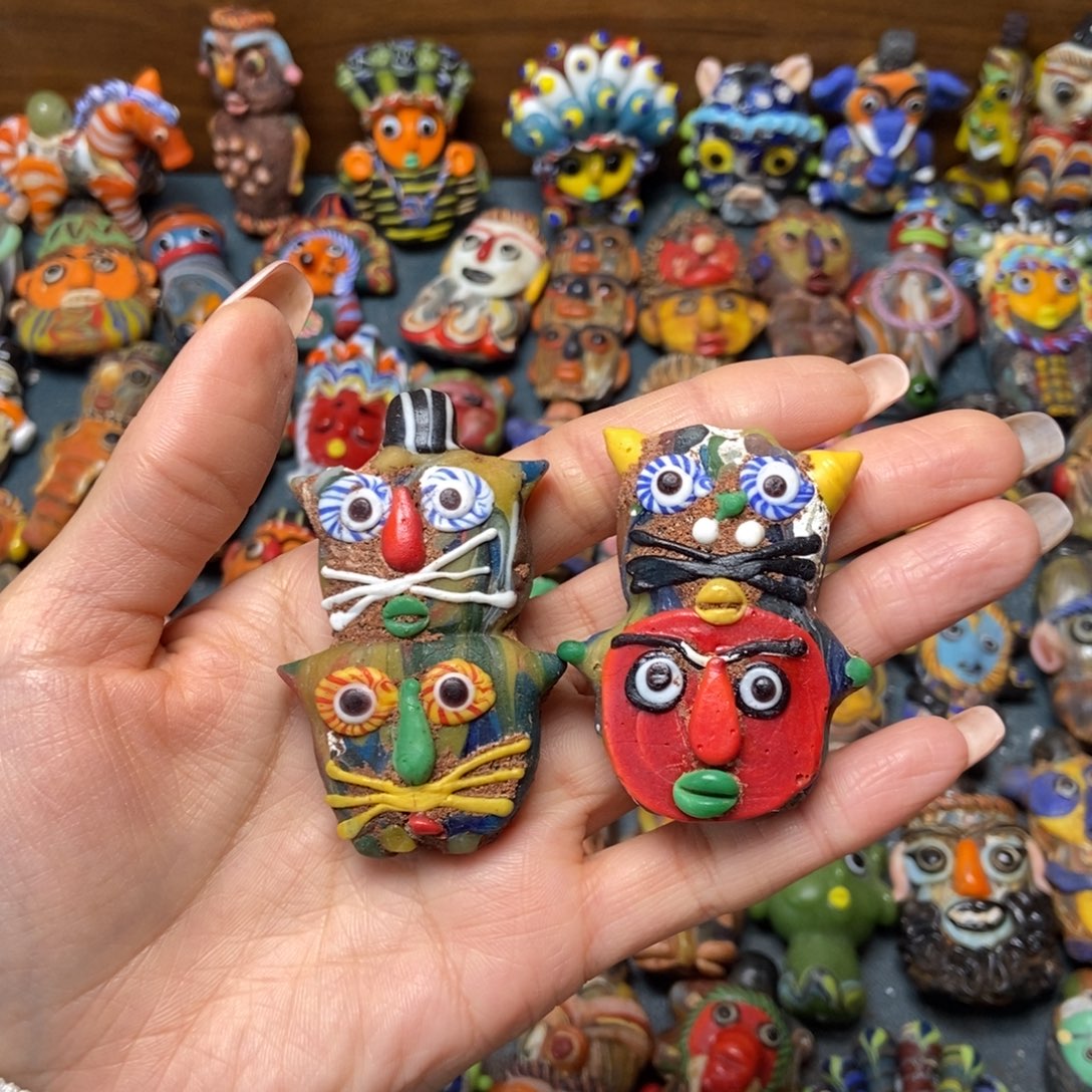 颈饰琉璃猫猫娃一只