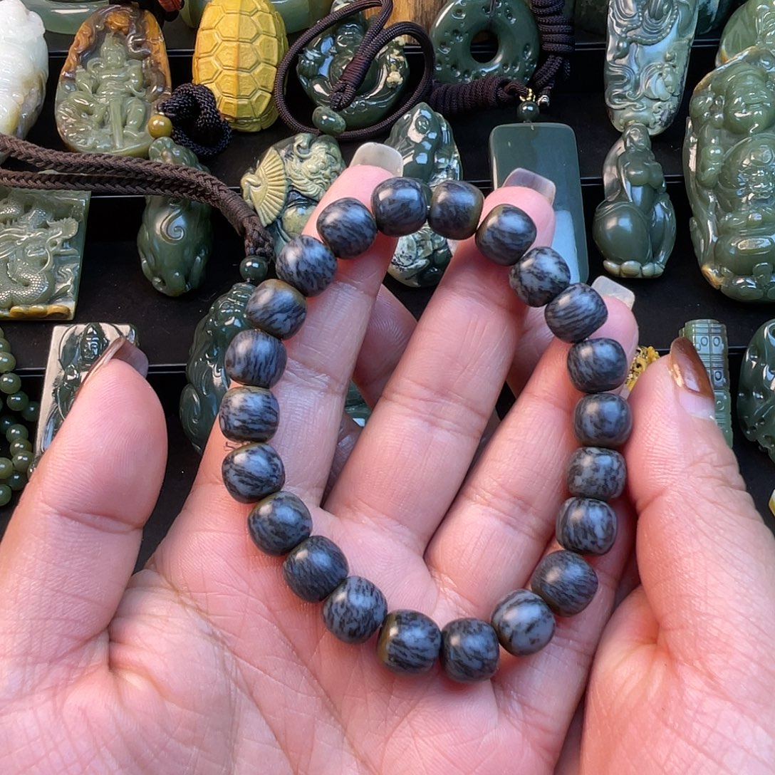 透闪石质玉未镶嵌挂件