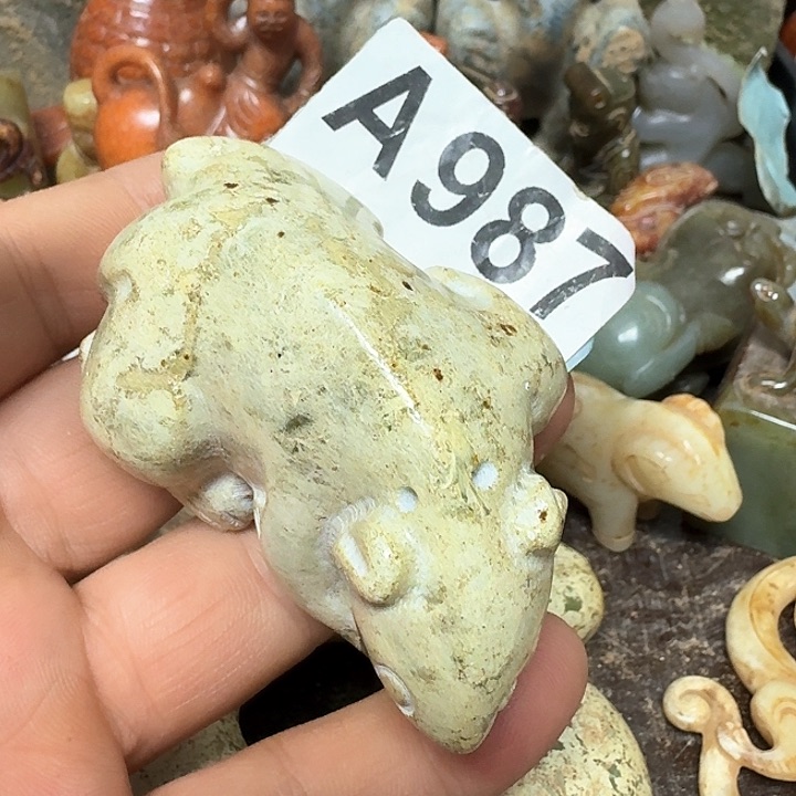 透闪石-蛇纹石玉未镶嵌颈饰