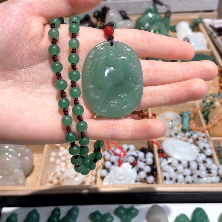 石英质玉未镶嵌颈饰