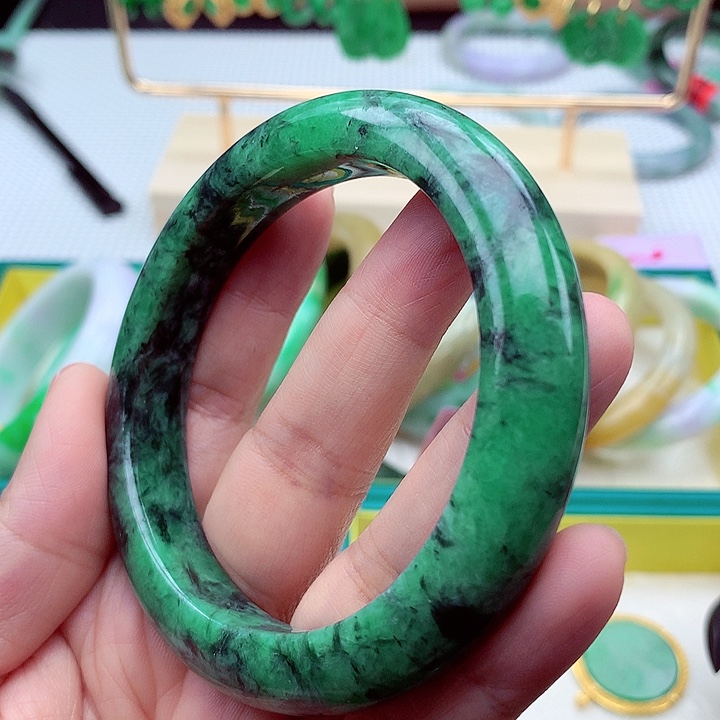 翡翠手镯未镶嵌翡翠