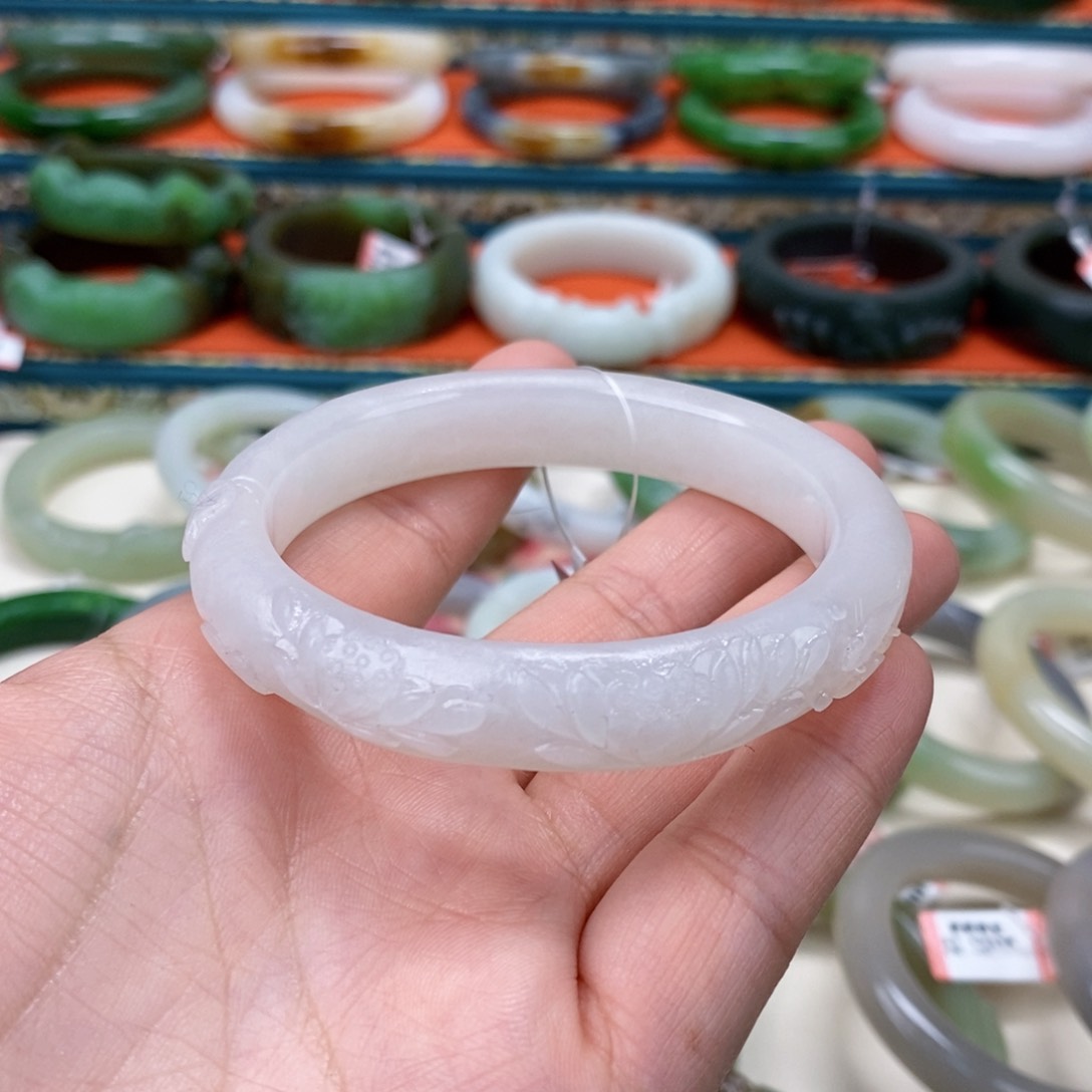 和田玉手镯57定制未镶嵌在****乎