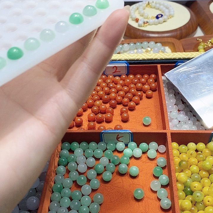 翡翠散珠冰果绿卡8