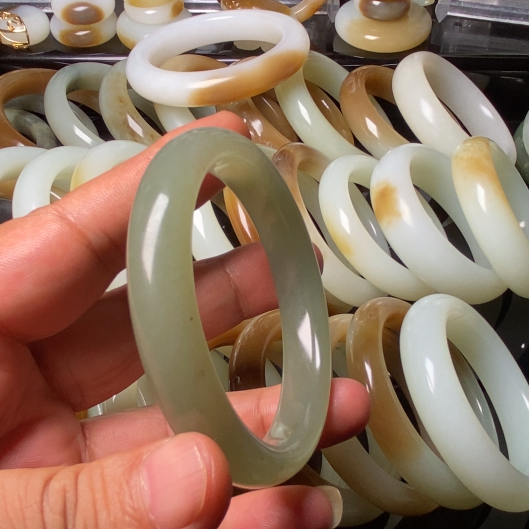 和田玉未镶嵌手镯有嘛糖有水线