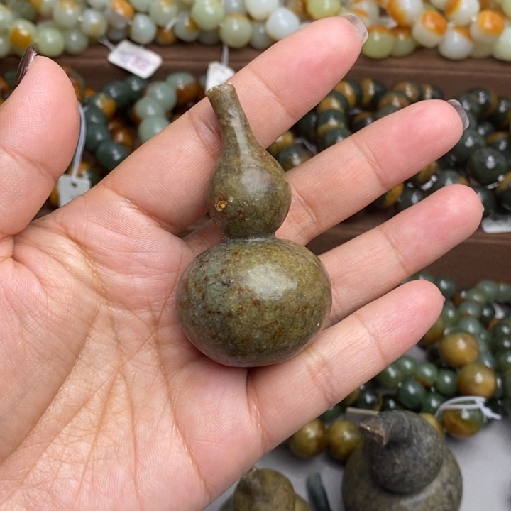 透闪石质玉未镶嵌把件有瑕