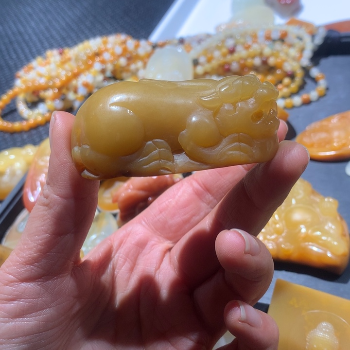 石英质玉（黄龙玉）未镶嵌颈饰
