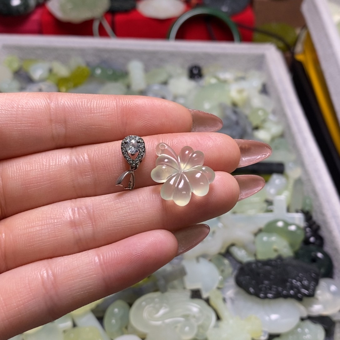 蛇纹石玉颈饰未镶嵌