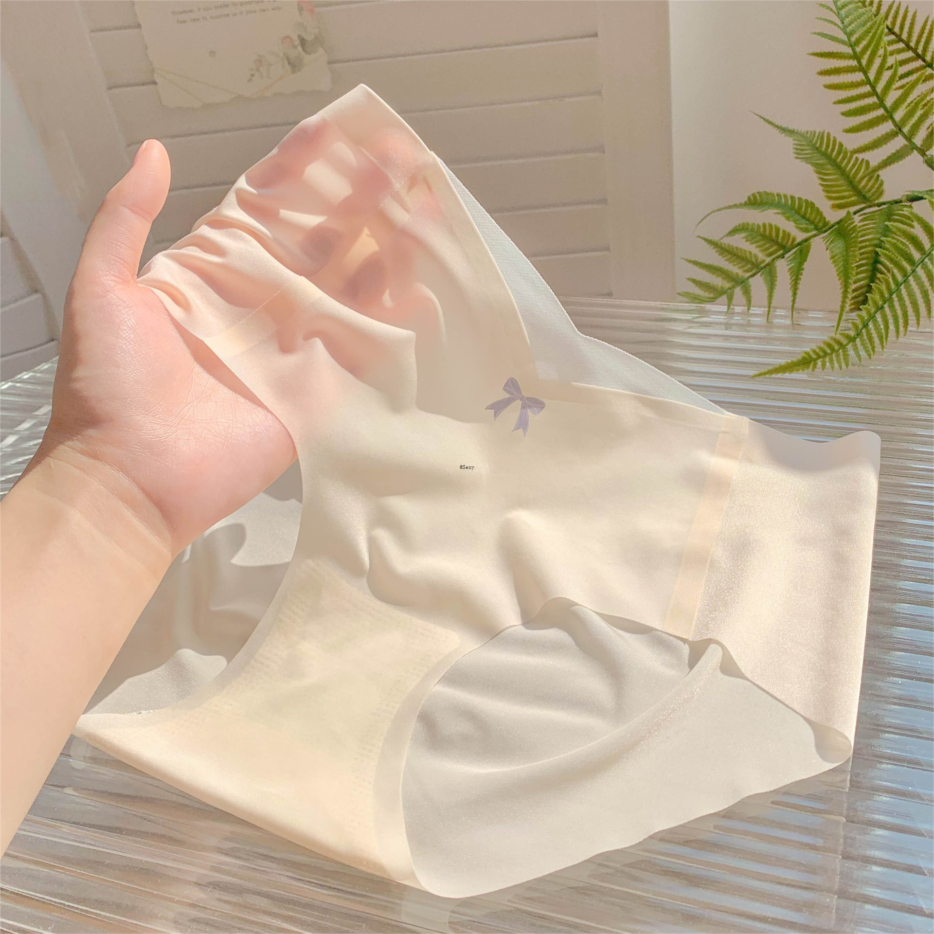 轻盈膜法~女生冰丝无痕透气面膜女士时尚透气舒适少女超薄内裤