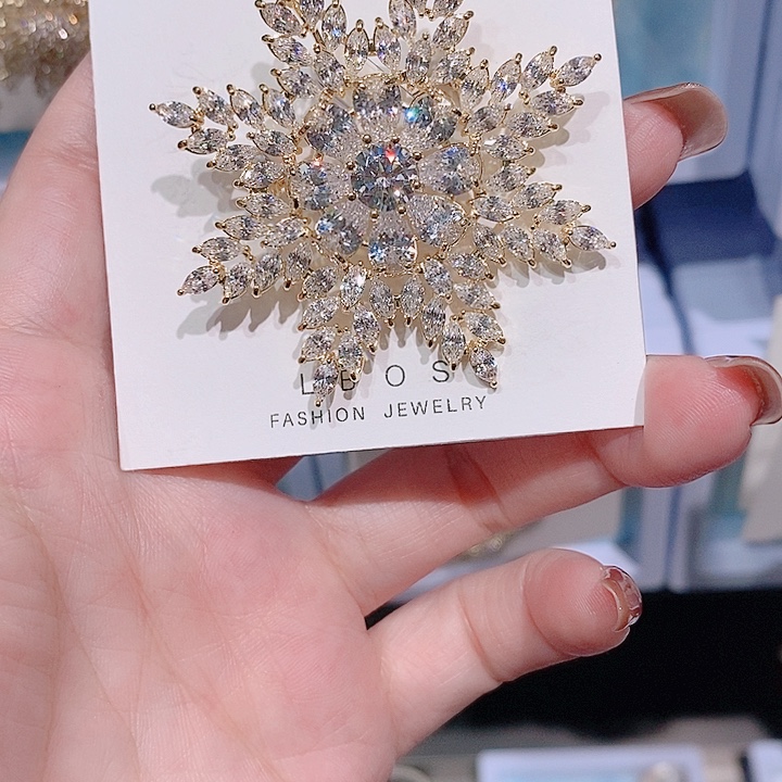 锆石铜合金雪花胸针
