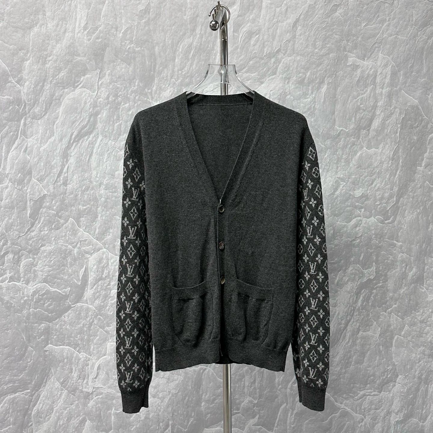 95新 LouisVuitton/路易威登 V领袖满印针织外套 S码 O00036