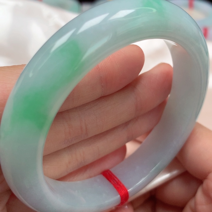 翡翠手镯未镶嵌冰胶阳绿飘花19号