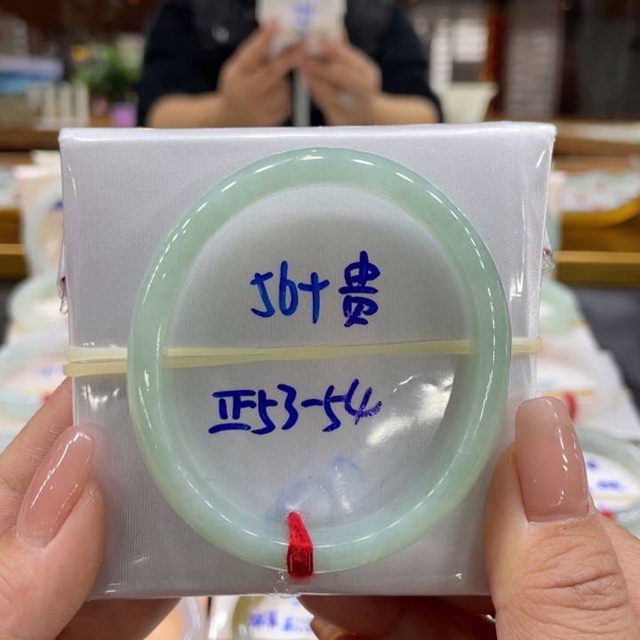 翡翠手镯未镶嵌翡翠