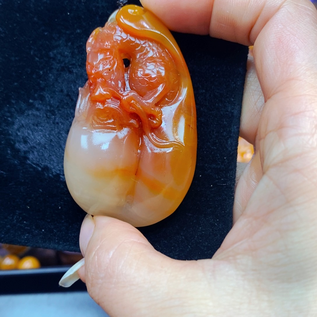 未镶嵌石英质玉（黄龙玉）颈饰