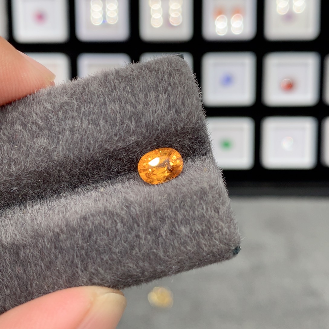 未镶嵌裸石石榴石（芬达石）1.23克拉