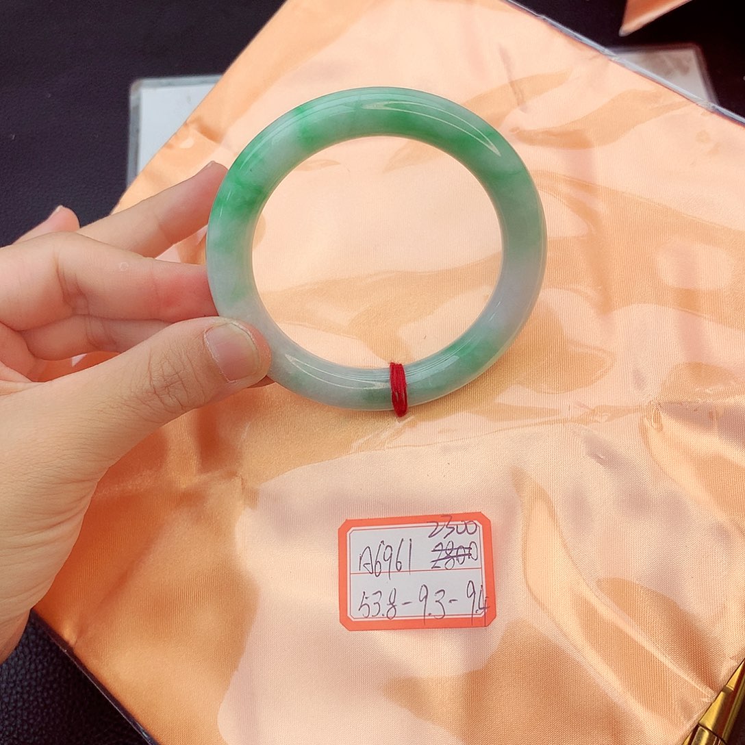 翡翠手镯未镶嵌翡翠