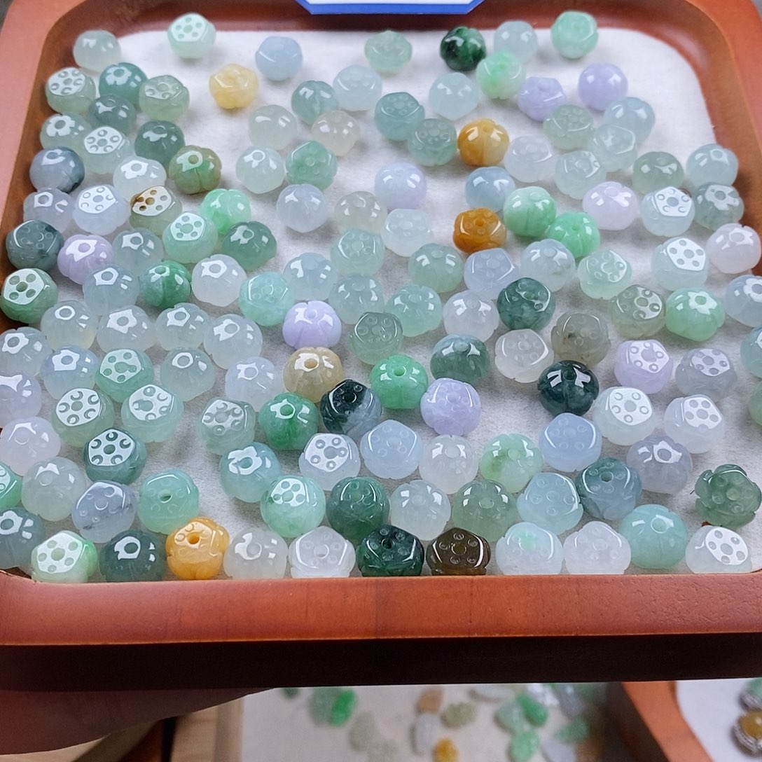 翡翠颈饰未镶嵌莲花珠1个