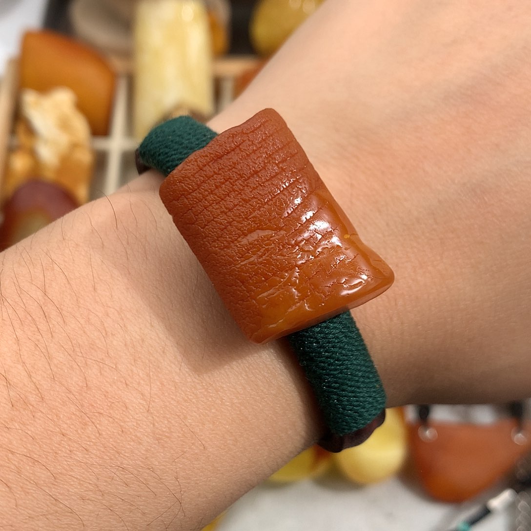 蜜蜡裸石未镶嵌在