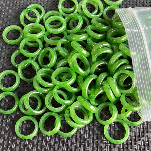 【苹果绿高色阶】和田玉碧玉冰胶猕猴桃料满色戒圈（多样性发一）