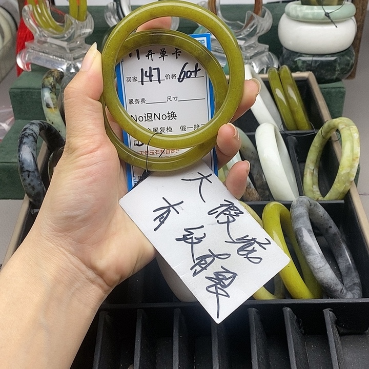 蛇纹石玉未镶嵌手镯