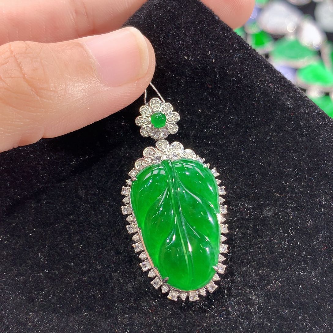 翡翠18K金镶嵌颈饰