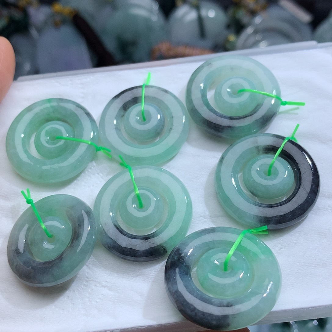 颈饰未镶嵌翡翠，多样性发其一！