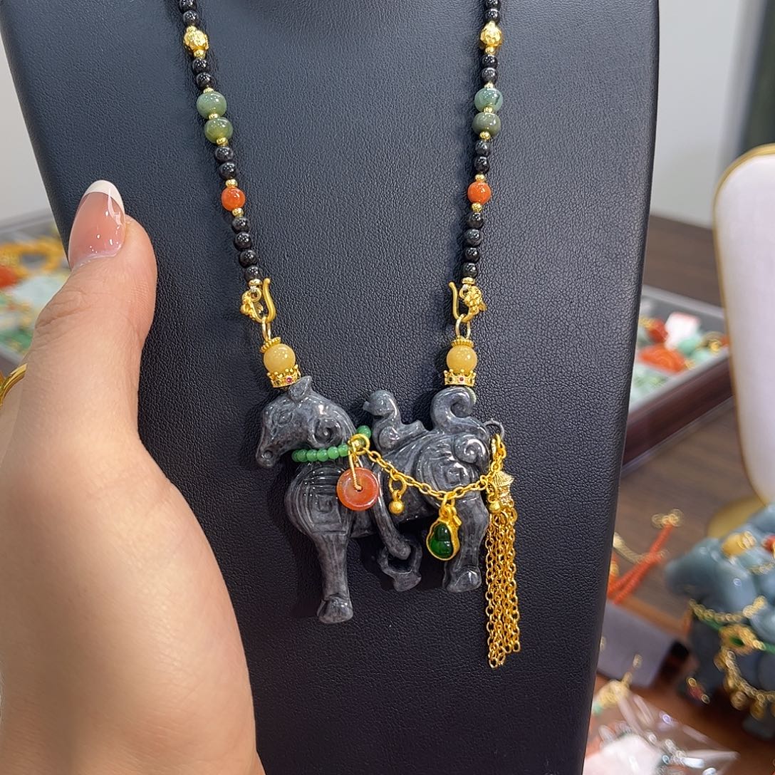 唐***糖翡翠未镶嵌颈饰炸