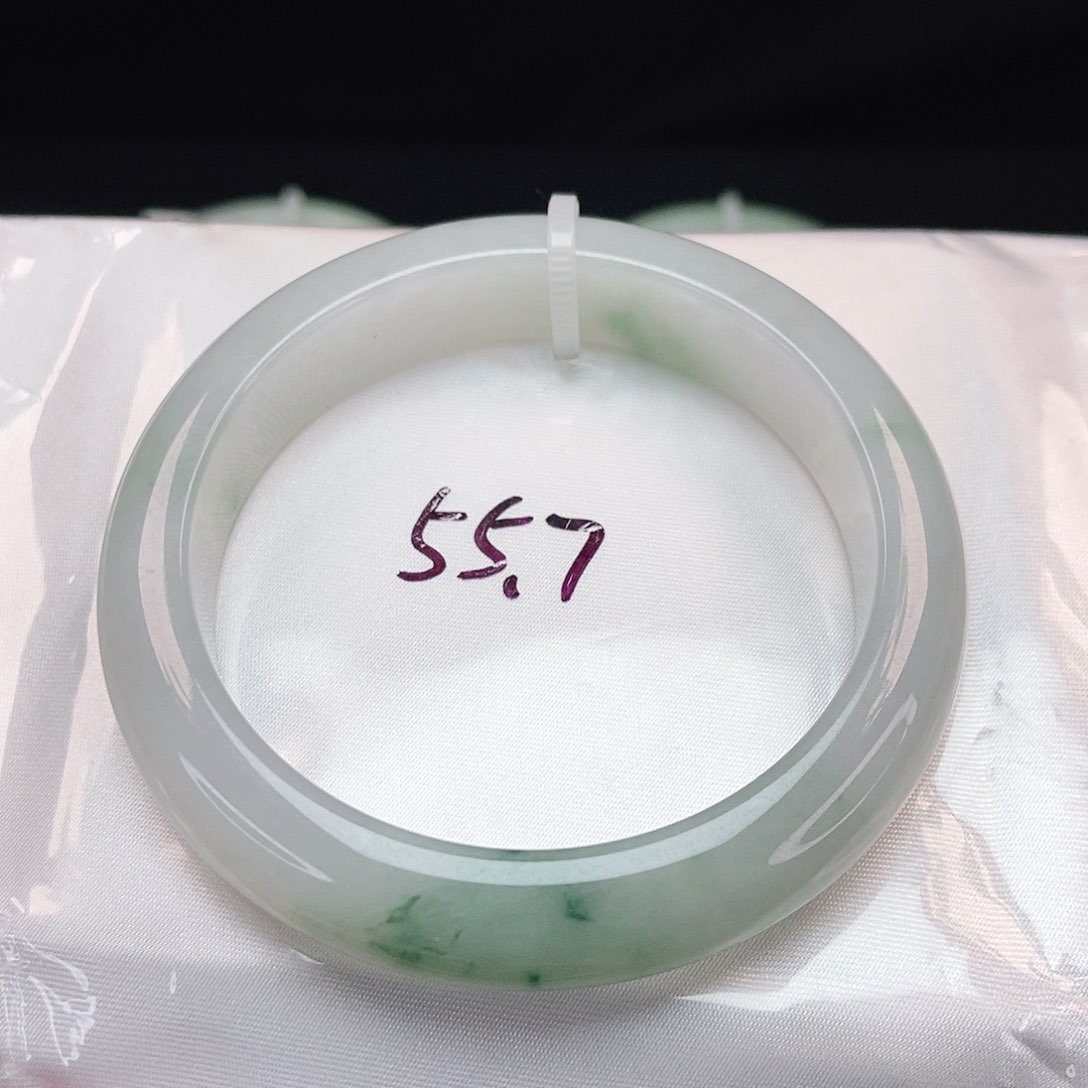 翡翠手镯未镶嵌飘蓝花正圈