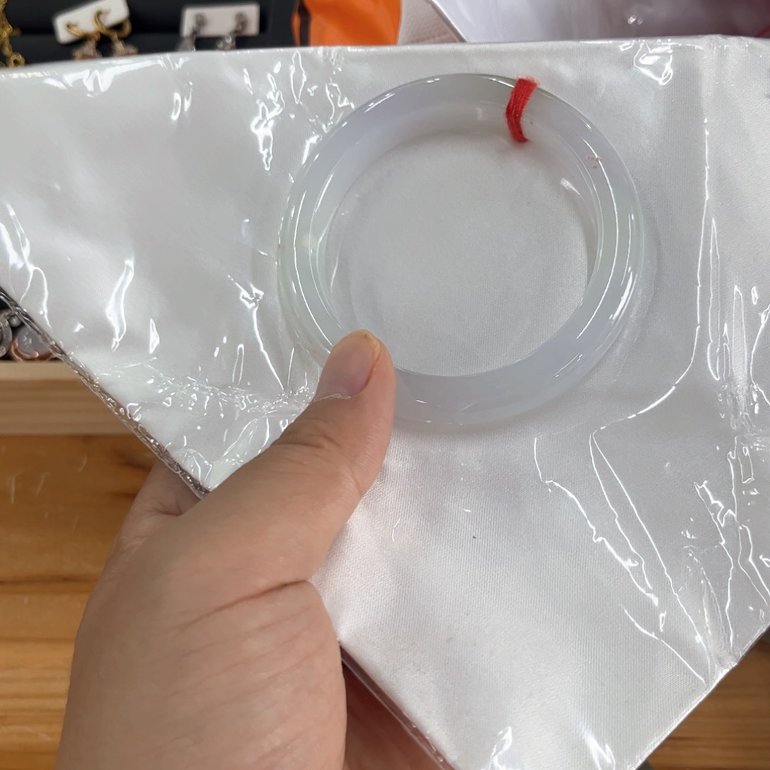 翡翠手镯未镶嵌不****妈