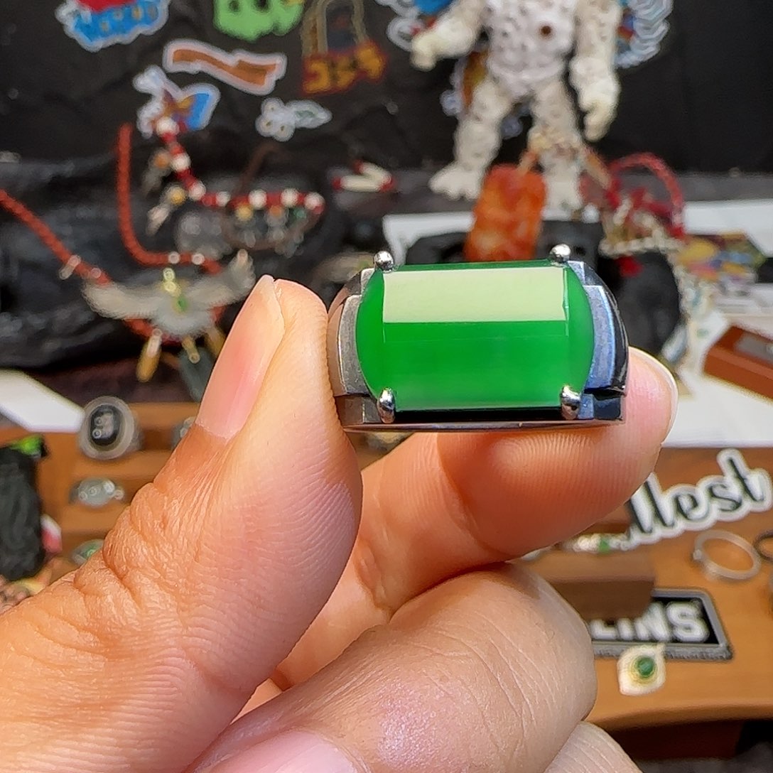 哇***塞翡翠银S925镶嵌戒指