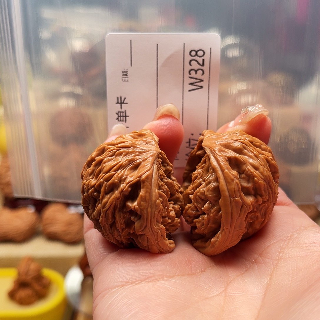 以***喋文玩核桃吊坠红蛇的故事是一个人的故事