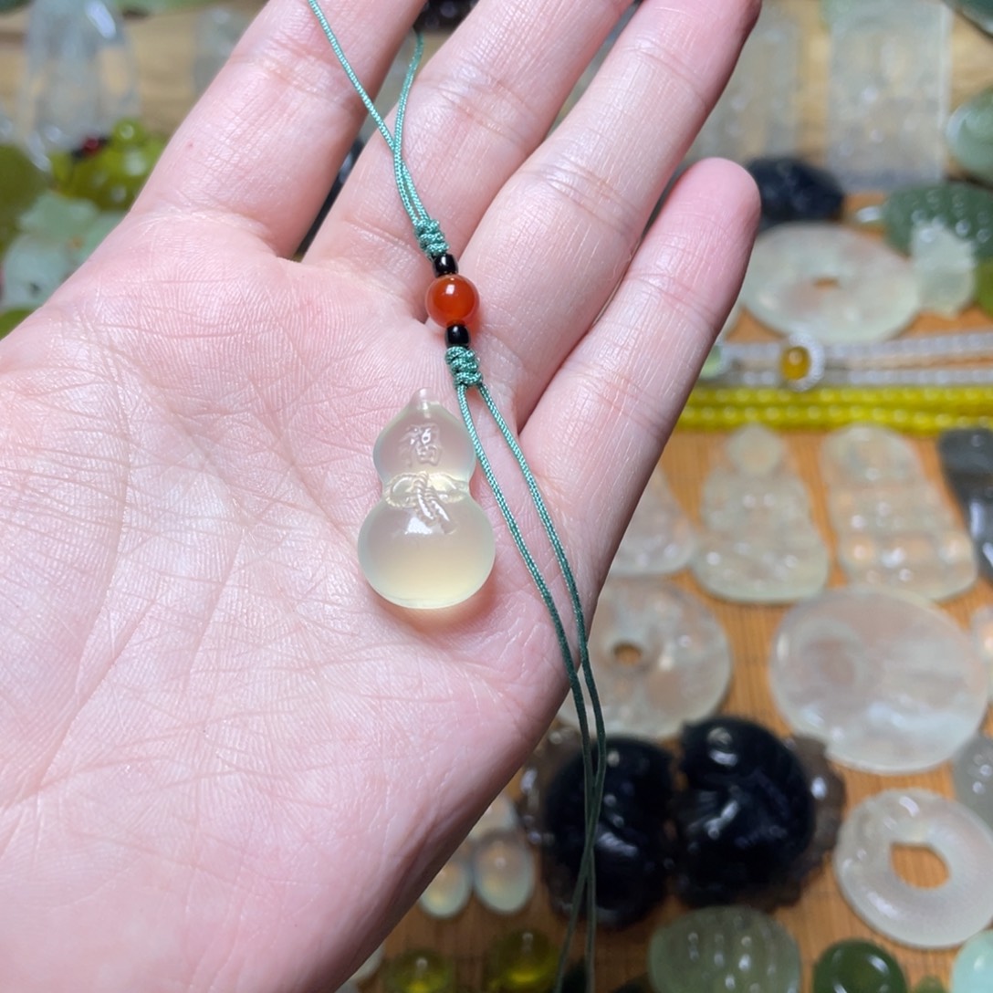 蛇纹石玉手机挂未镶嵌洒***?