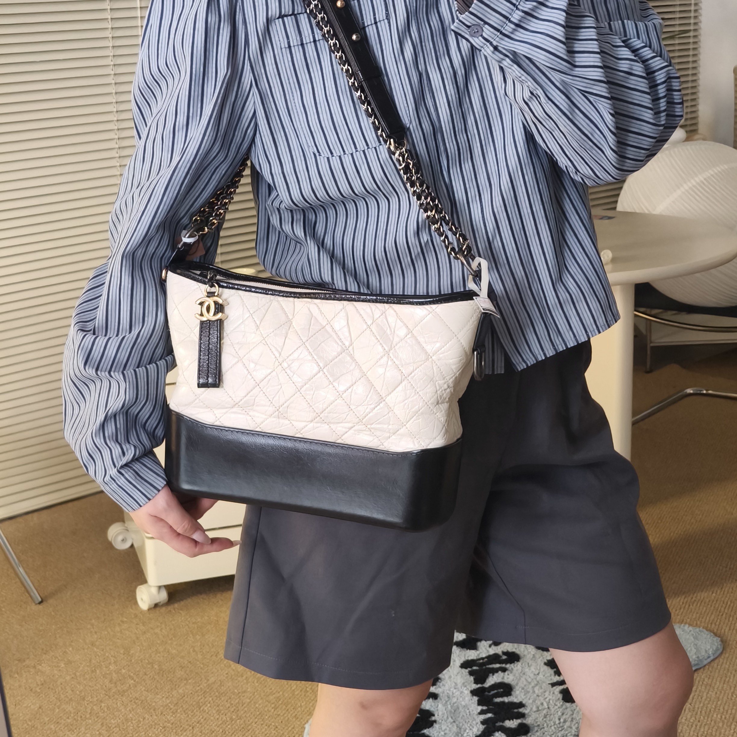 95新 Chanel/香奈儿 经典熊猫色中号流浪包25开