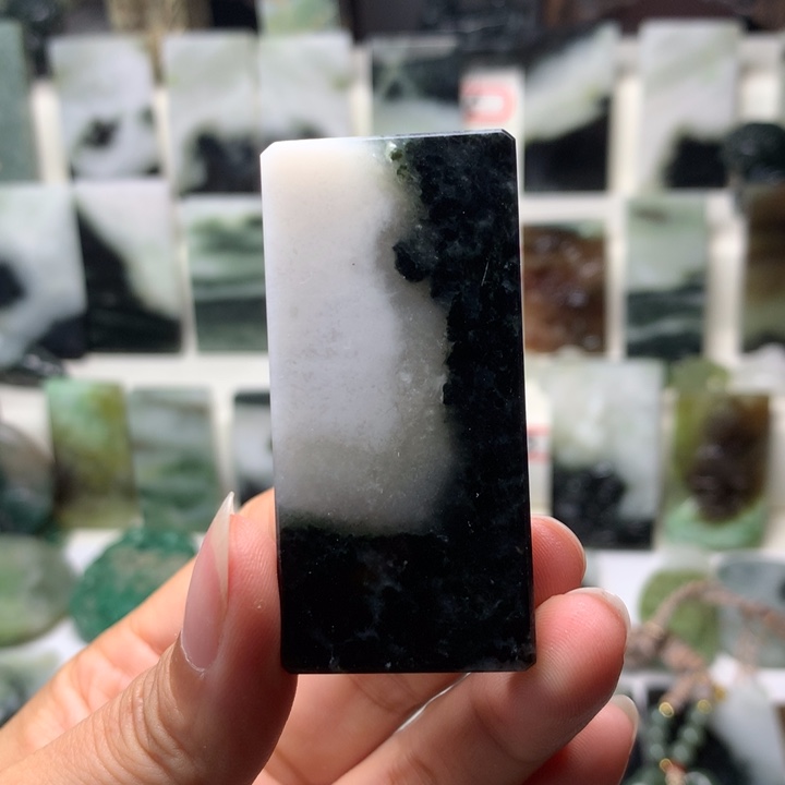 独山玉未镶嵌颈饰