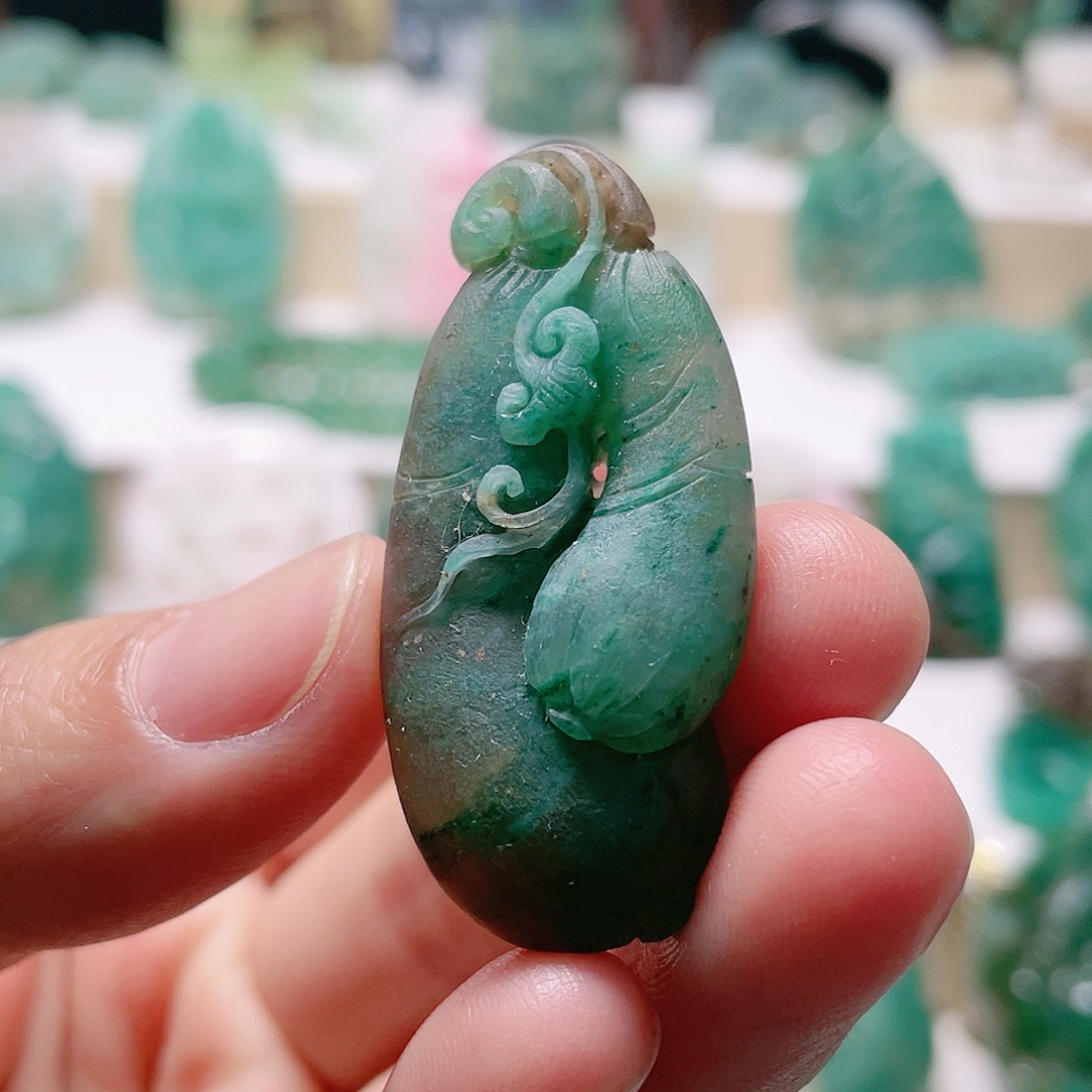 独山玉未镶嵌颈饰