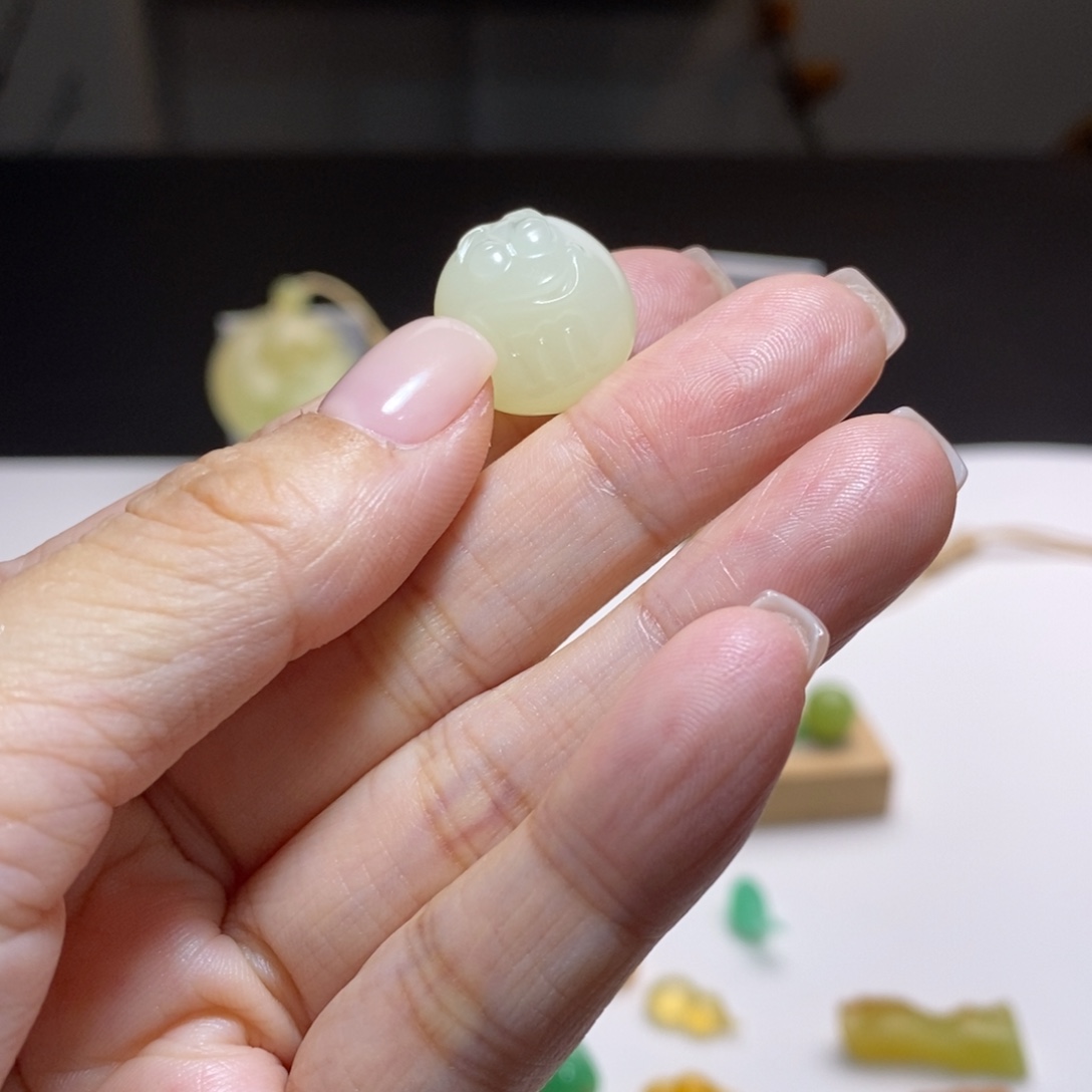 n***e石英质玉（缅黄）未镶嵌颈饰