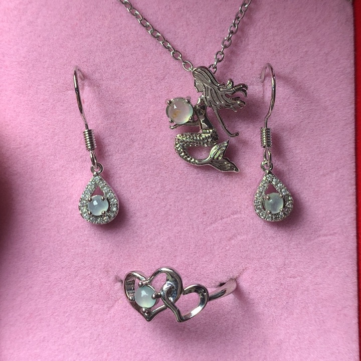 翡翠颈饰未镶嵌翡翠