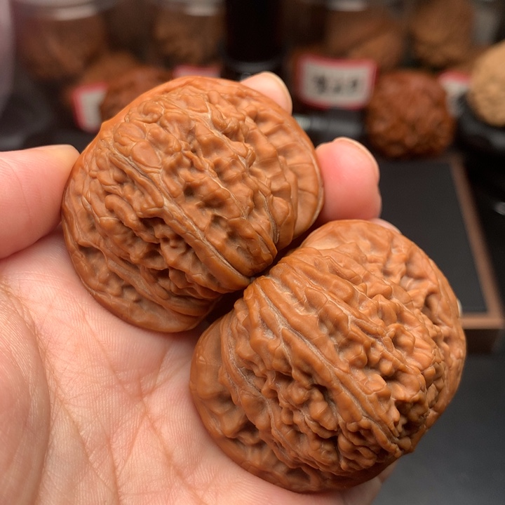 文玩核桃把件42红皮老款四座楼